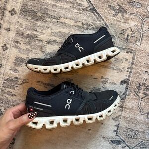 On cloud on running shoes size 6 in black